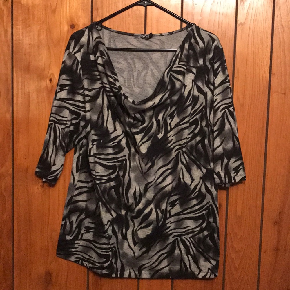 3/4 sleeved black/gray animal print blouse